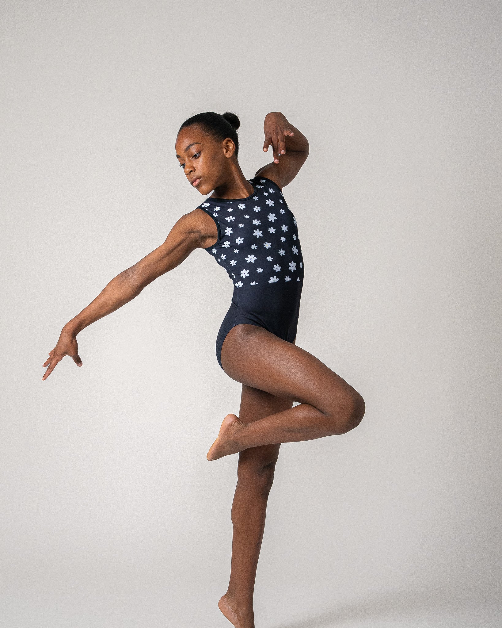 maillot gymnastique noir fleurs fille femme